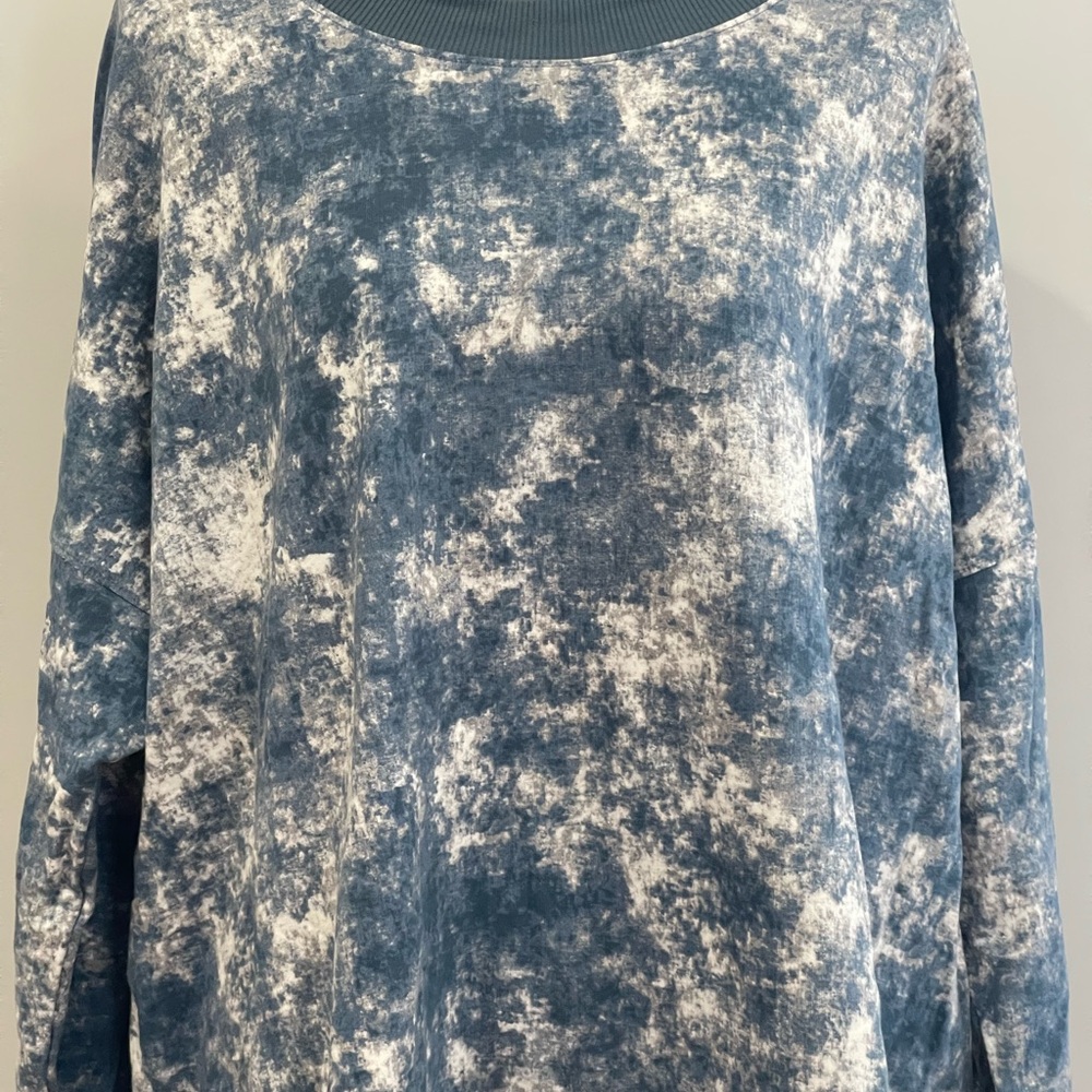 LuLaRoe 2XL Blue and White‎ Tie-Dye Sweatshirt 618 - Picture 2 of 8